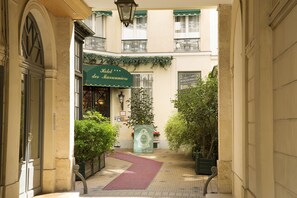 Courtyard view - Hotel des Marronniers (Paris)