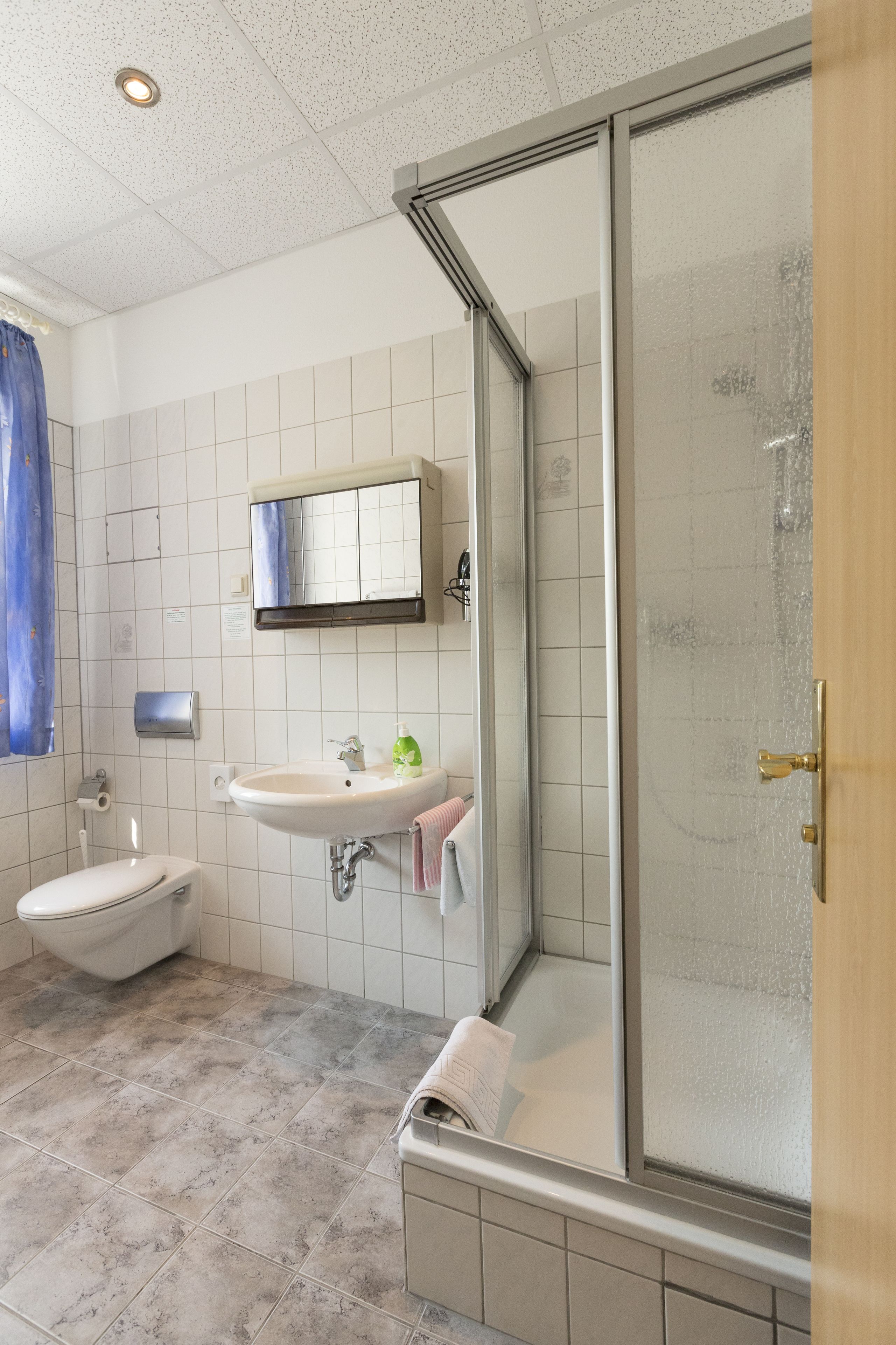 Douche, sèche-cheveux, serviettes fournies