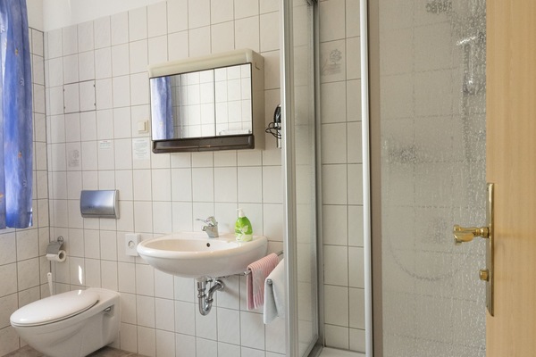 Douche, sèche-cheveux, serviettes fournies
