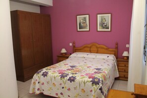 Chambre double ou avec lits jumeaux | Coffre-fort, bureau, lit de bébé (gratuit), lit d’appoint (supplément)