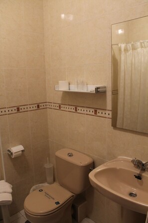 Bathtub, free toiletries, hair dryer - Hostal Flor de Quejo (Arnuero)
