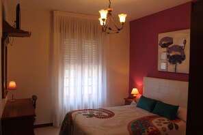 Double or Twin Room | In-room safe, desk, free cribs/infant beds, rollaway beds - Hostal Flor de Quejo (Arnuero)