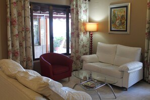 Lobby sitting area - Hostal Flor de Quejo (Arnuero)