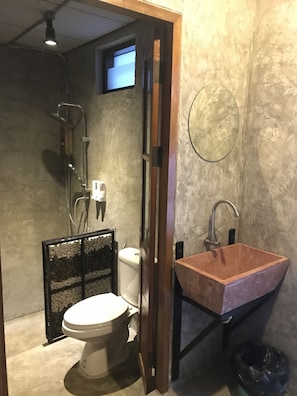 Family Room | Bathroom | Shower, rainfall showerhead, free toiletries, towels