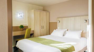 Kamar Double | Meja kerja, kedap suara, dan setrika/meja setrika