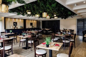 Breakfast, lunch and dinner served - Hotel Mont Vernon (Saint-Marcel)