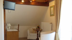 Kamar Double (Christelle) | Ruang kerja ramah laptop, kedap suara, dan setrika/meja setrika
