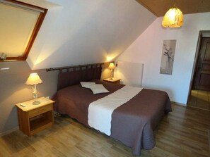 Family Room (Clementine) | Laptop workspace, soundproofing, iron/ironing board - Chambres d'Hôtes au Vallon du Rosenmeer (Griesheim-pres-Molsheim)