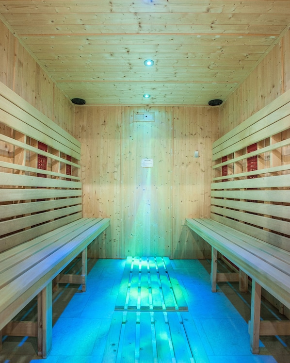 Sauna, steam room