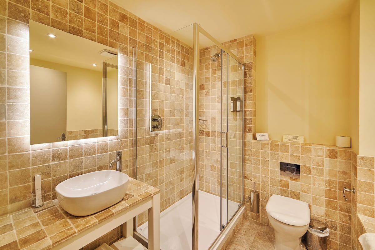 separate bathtub and shower, free toiletries, hair dryer, towels