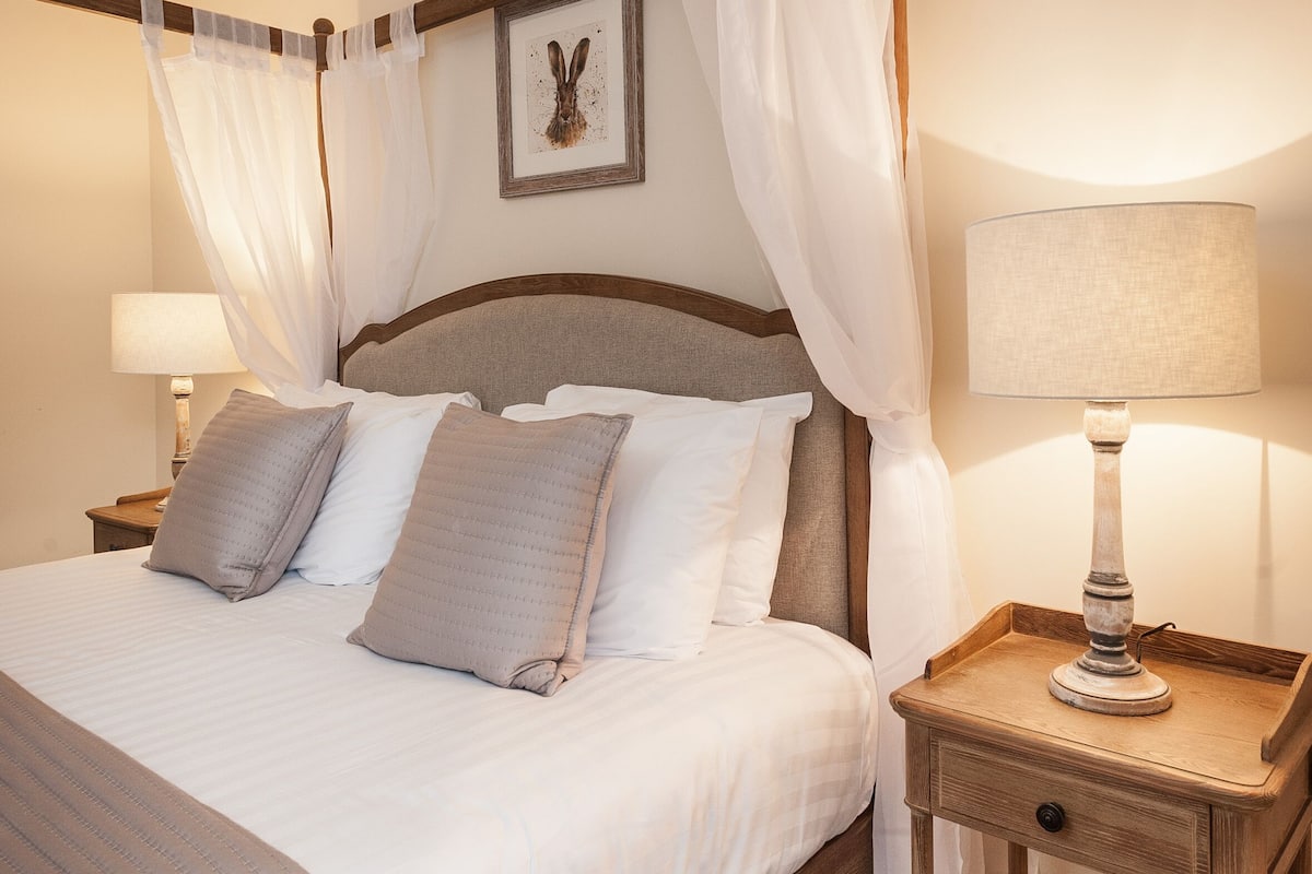 deluxe double room, 1 king bed | desk, soundproofing, iron/ironing board, free cots/infant beds