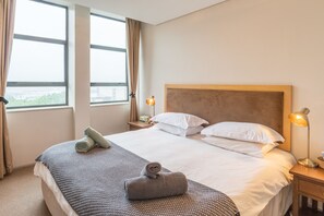 Premium Apartment, 1 Bedroom, Balcony, City View | 1 bedroom, premium bedding, desk, iron/ironing board - Fountains Luxury Suite (Cape Town)