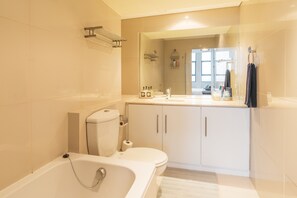 Premium appartement, 1 slaapkamer, balkon, uitzicht op de stad | Badkamer | Een douche, gratis toiletartikelen, handdoeken
