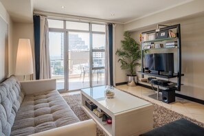 Elite-Apartment, Balkon, Stadtblick | Wohnzimmer | Flachbildfernseher