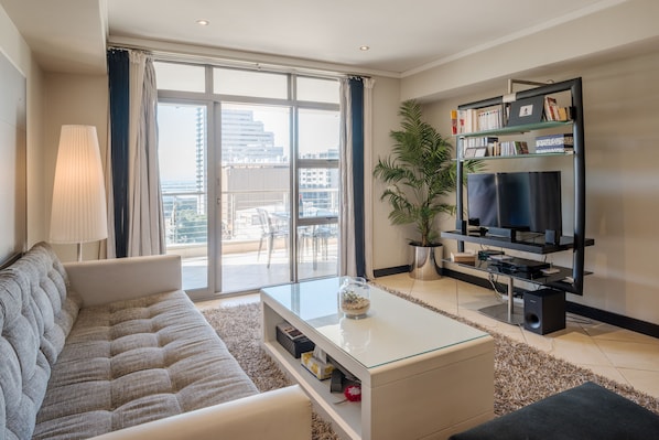 Elite-Apartment, Balkon, Stadtblick | Wohnzimmer | Flachbildfernseher