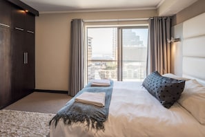 Elite-Apartment, Balkon, Stadtblick | 2 Schlafzimmer, hochwertige Bettwaren, Bügeleisen/Bügelbrett