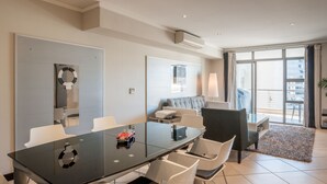 Elite-Apartment, Balkon, Stadtblick | Wohnbereich