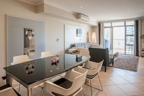 Elite-Apartment, Balkon, Stadtblick | Wohnbereich | Flachbildfernseher