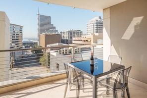 Elite-Apartment, Balkon, Stadtblick | Terrasse/Patio