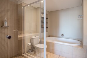 เอลีทอพาร์ทเมนท์, ระเบียง, วิวเมือง | ห้องน้ำ | อ่างอาบน้ำและฝักบัวแยกจากกัน, อ่างอาบน้ำแบบแช่ตัว, เรนชาวเวอร์