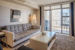 Elite Apartment, Balcony, City View | Living room