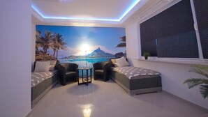 Twin Room (1R) | Peralatan tempat tidur premium, peti besi dalam bilik, meja 