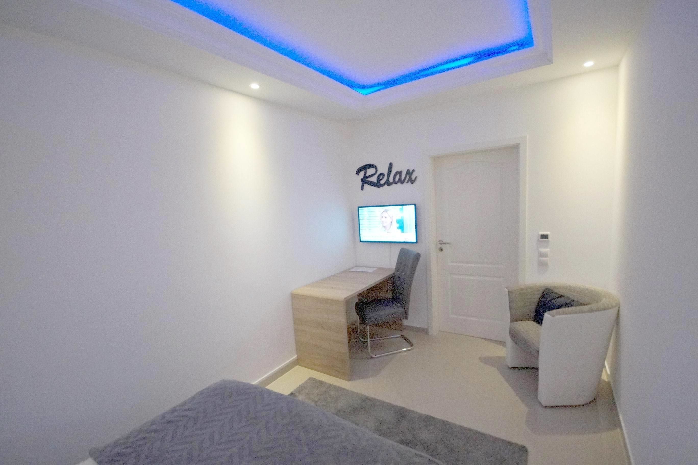 Un dormitorio moderno con cama, escritorio y silla.