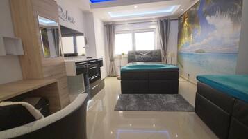 Comfort-Doppelzimmer (4L) | Wohnbereich | Flachbildfernseher