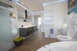 Shower, hair dryer, towels - Zimmervermietung Wasbek (Wasbek)