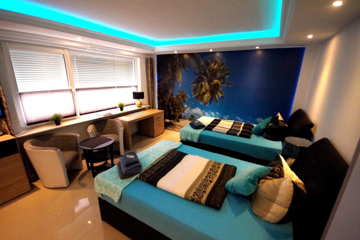 Quarto casal luxo (2L) | Roupas de cama premium, cofres nos quartos, escrivaninha