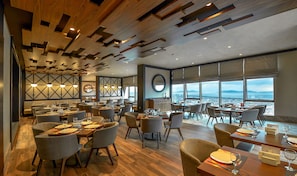2 restaurants, breakfast served