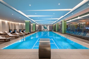 Kolam renang indoor dan kolam renang outdoor