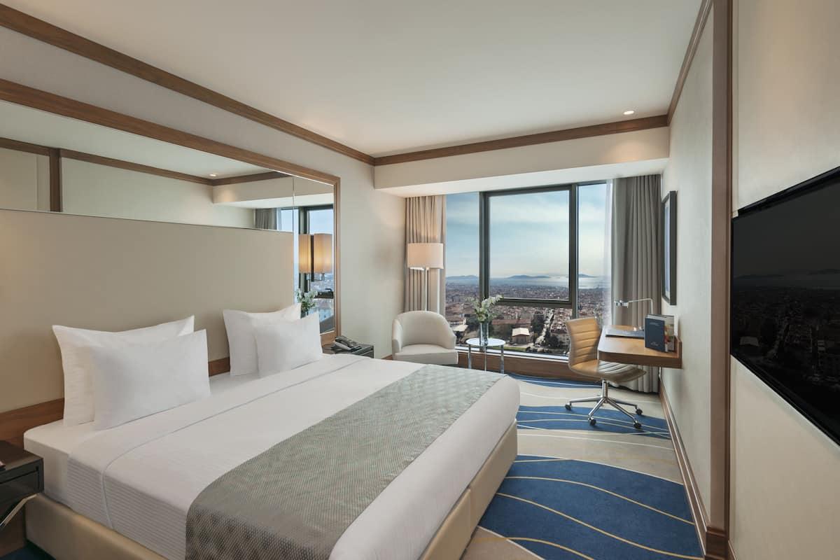 Deluxe Room with King Size Bed, Sea View | Premium-sengetøj, minibar, pengeskab på værelset, skrivebord