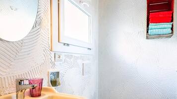 Douche, articles de toilette gratuits, sĂšche-cheveux, bidet