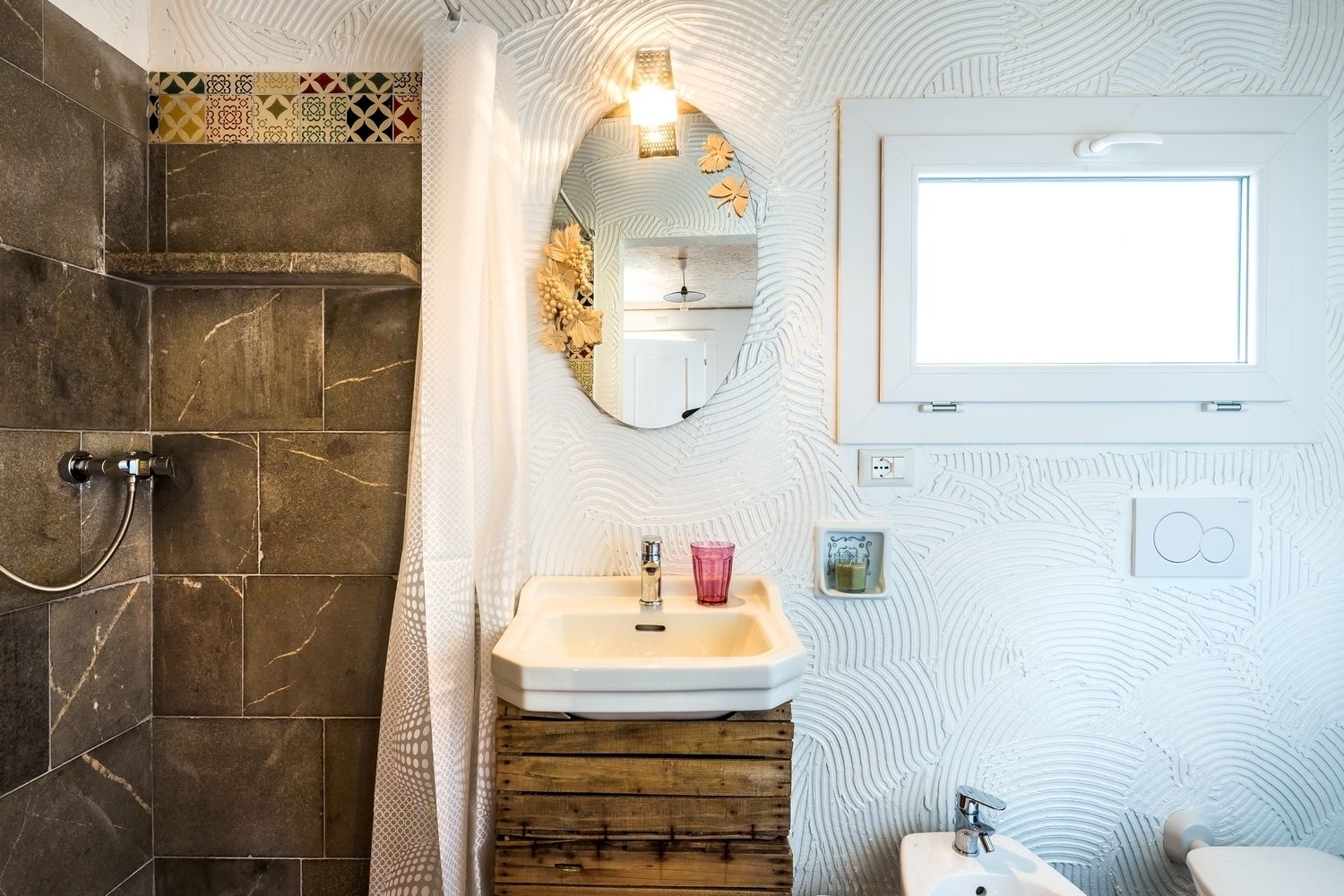 Camera doppia | Bagno | Doccia, set di cortesia gratuito, asciugacapelli, bidet