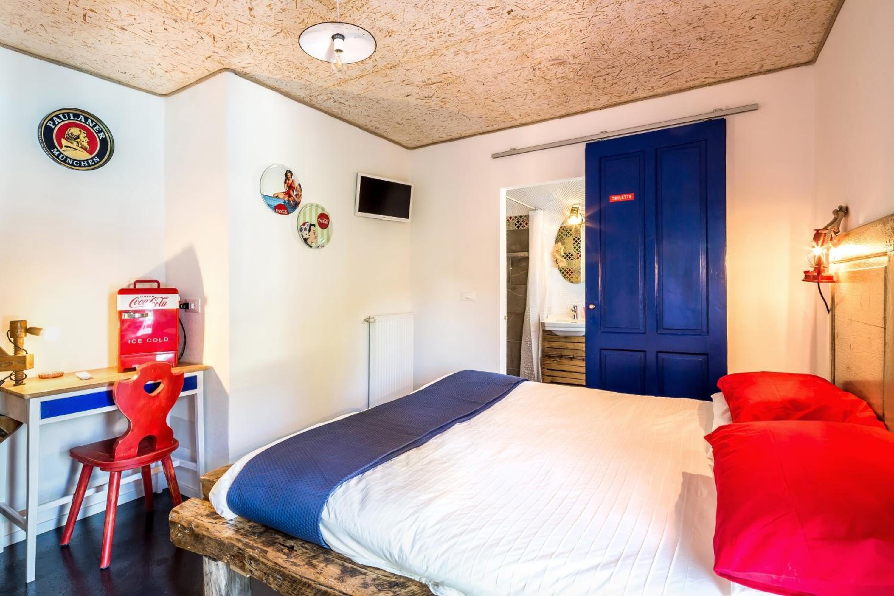 Desk, blackout drapes, free WiFi, bed sheets