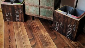 Two wooden waste bins labeled 'Vetro glass organic' and 'Paper plastic' on a wooden floor. - B&B la di Cesar (Aiello del Friuli)