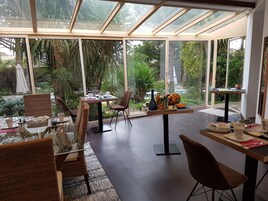 Daily full breakfast (EUR 15.50 per person)