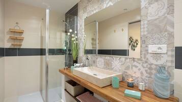 Deluxe Room | Peralatan tempat tidur premium, dihias secara berasingan