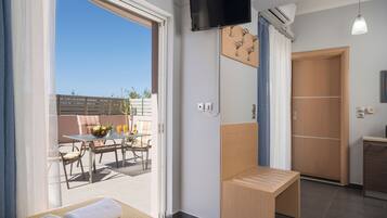 Apartamento luxo, 1 cama de casal, varanda, vista para a montanha | Vista do quarto