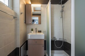 Appartement Deluxe, 1 lit double, patio, vue sur la montagne | Salle de bain | Douche, séchoir à cheveux, serviettes fournies