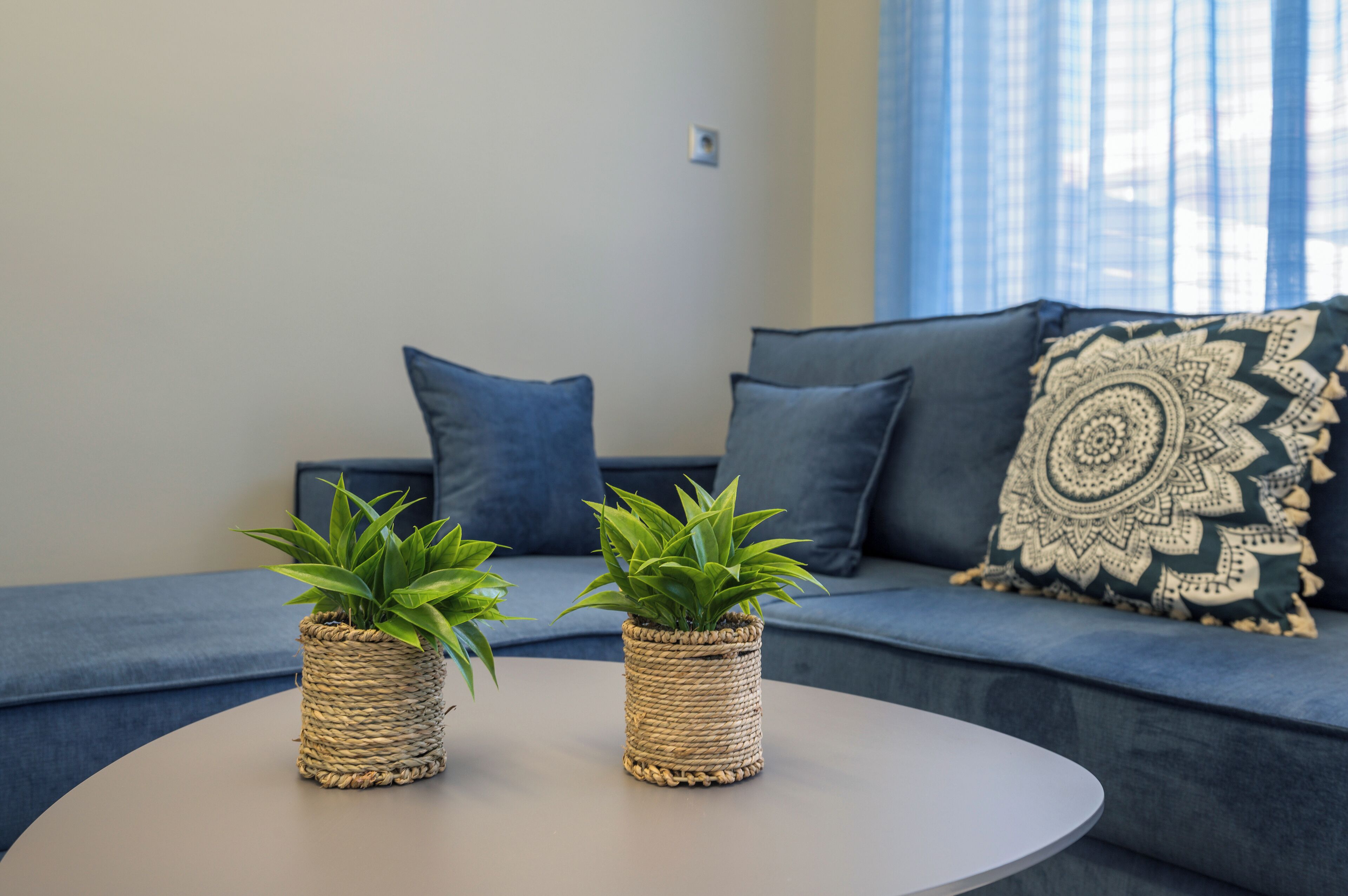 Deluxe-Apartment, 1 Doppelbett, Terrasse, Bergblick | Wohnbereich | 32-Zoll-LED-Fernseher mit Satellitenempfang, Fernseher