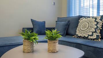 Apartamento luxo, 1 cama de casal, varanda, vista para a montanha | Área de estar | TV LED 32 polegadas com canais via satélite, TV