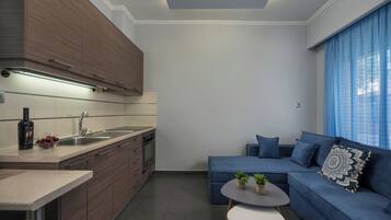 Apartamento luxo, 1 cama de casal, varanda, vista para a montanha | Área de estar | TV LED 32 polegadas com canais via satélite, TV