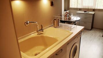 Design Apartment, 2 Bedrooms, Kitchen | Private kitchen | Fridge, microwave, oven, stovetop