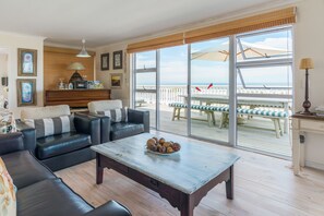 Premier Bungalow, 2 Bedrooms, Balcony, Sea View | Living room - Paradise Bungalow (Yzerfontein)