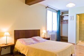 Habitación doble | 1 dormitorio, ropa de cama de alta calidad, cortinas opacas