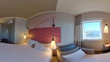 Chambre Standard, plusieurs lits | Minibar, coffres-forts dans les chambres, bureau, rideaux occultants