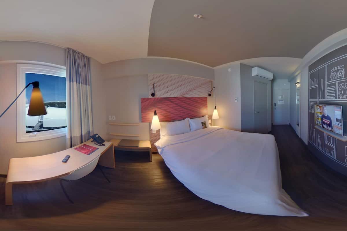 Standard Room, 1 Double Bed | Minibar, in-room safe, desk, blackout drapes