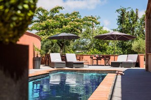 Hồ bơi ngoài trời, ghế dài tắm nắng 